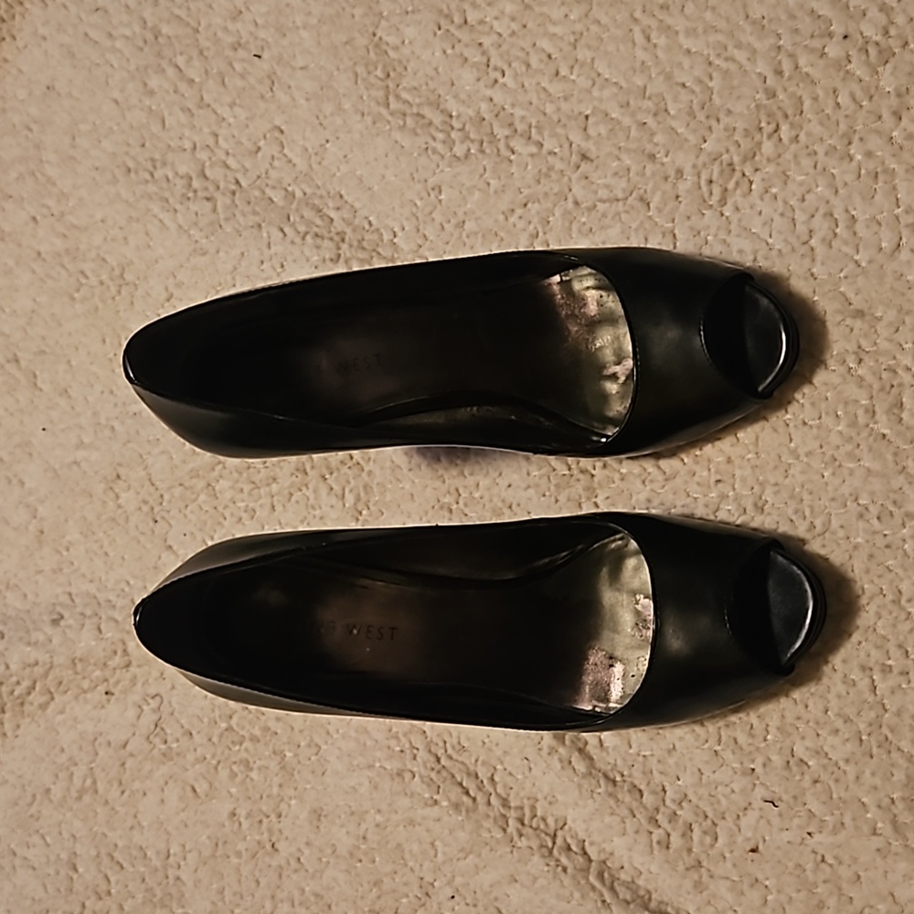 Peep toe pumps